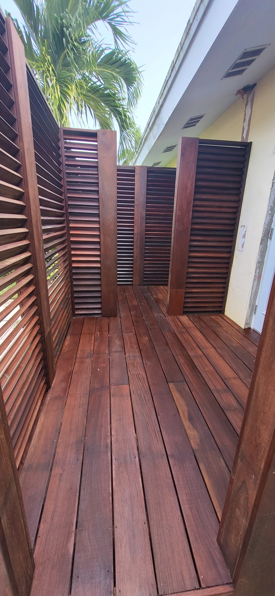 Ipe entry walkway with privacy screen