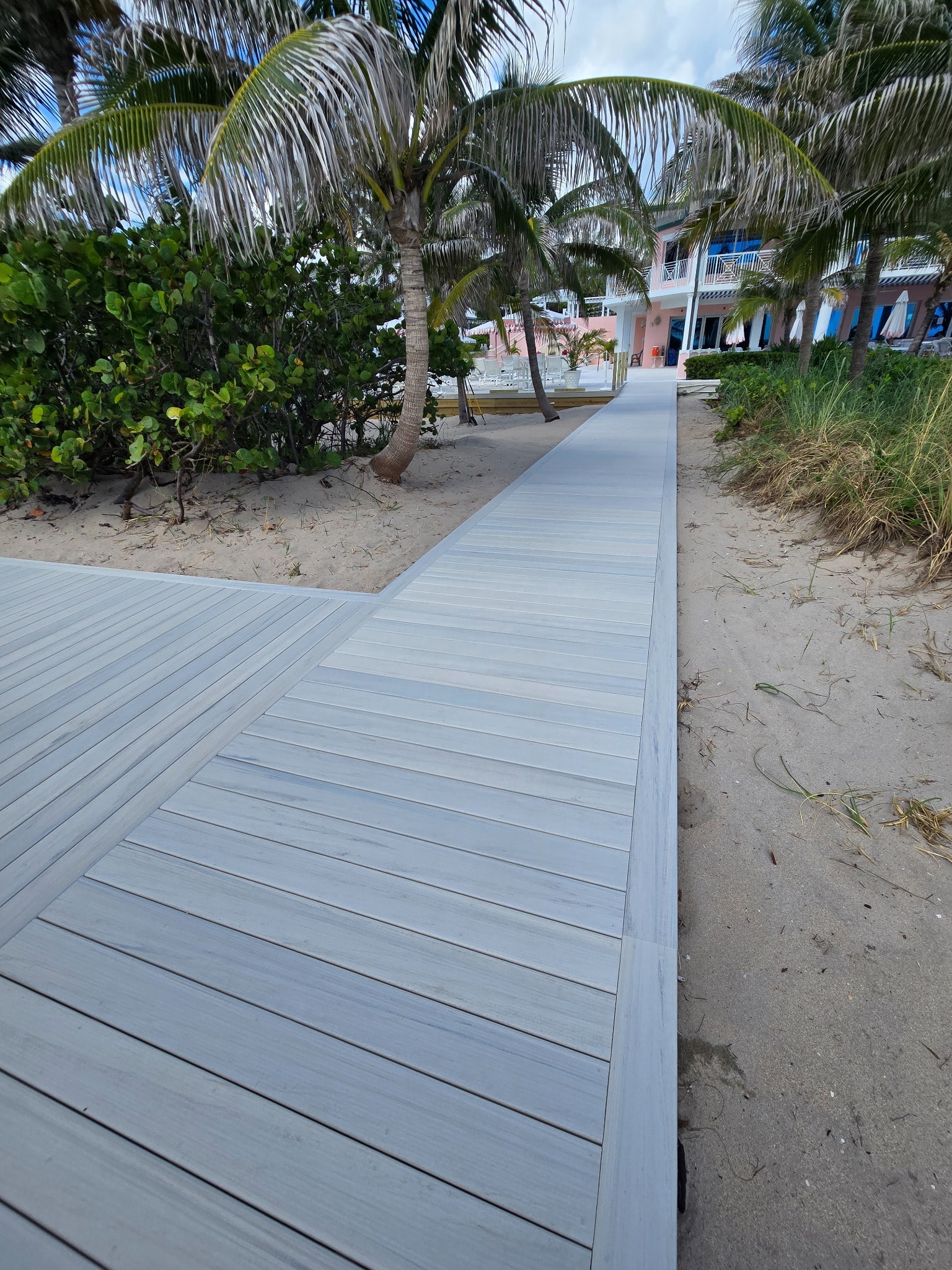 Large-scale beachfront boardwalk construction